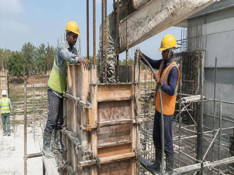 Pouring concrete and vibration in residential building column construction